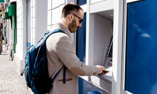 I hvilke land støter man på gebyrer for kontant­uttak?