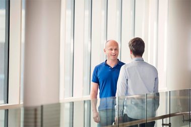 Hvordan setter man inn kontanter til konto i Sbanken?