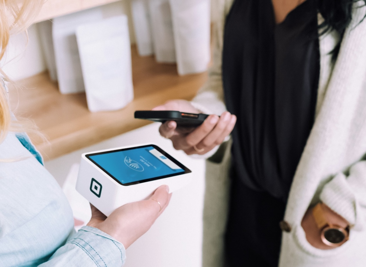 Person som betaler med mobilbetaling