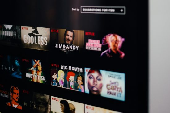 yA Banks nye rabatt lar deg spare 100 kroner i måneden på tjenestene HBO, Netflix og/eller Viaplay.