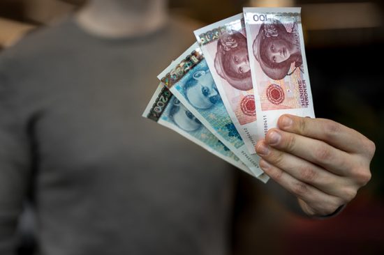 30. mai blir både den gamle 100- og 200-lappen ugyldig. Deretter er det kun Norges Bank som er pliktig til å ta imot de gamle sedlene – i de neste ti årene. Foto: Norges Bank