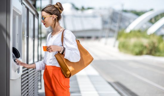 Kontanter er ofte en nødvendighet når man reiser til utlandet, enten det er på ferie eller i andre øyemed. Da er det praktisk å benytte seg av et kort som gir gratis uttak