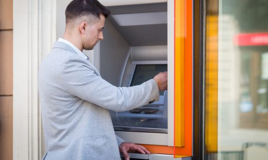 Skal jeg betale i lokal valuta eller norske kroner i utlandet?