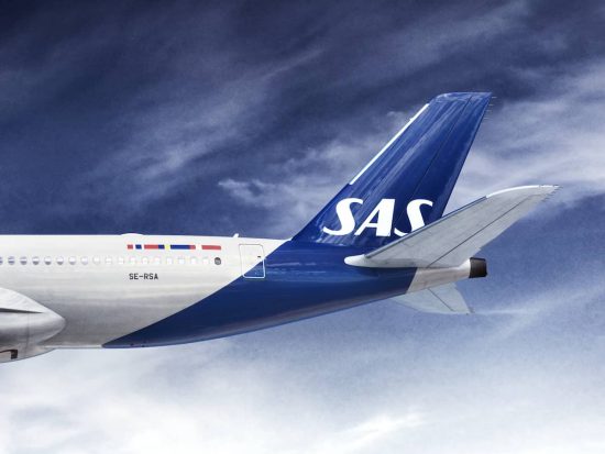 SAS-pressebilde-fly SAS fly i luften, med halefinnen i fokus
