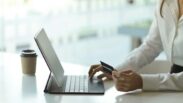 Person sjekker gjeldsregisteret på laptop