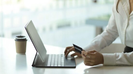 gjeldsregister Person sjekker gjeldsregisteret på laptop