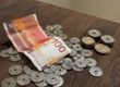 Norske kroner på et bord