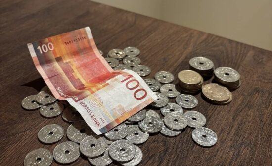 Norske kroner (2) Norske kroner på et bord